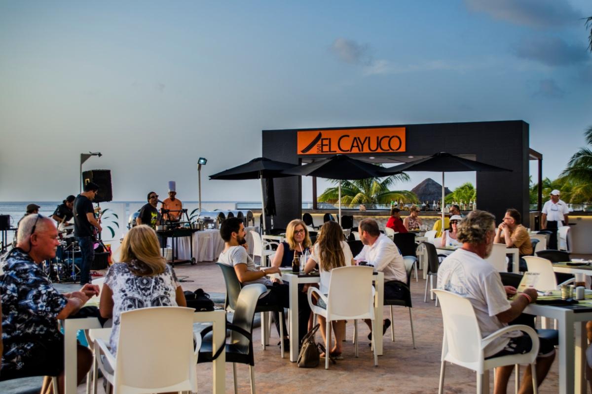 El Cayuco Bar