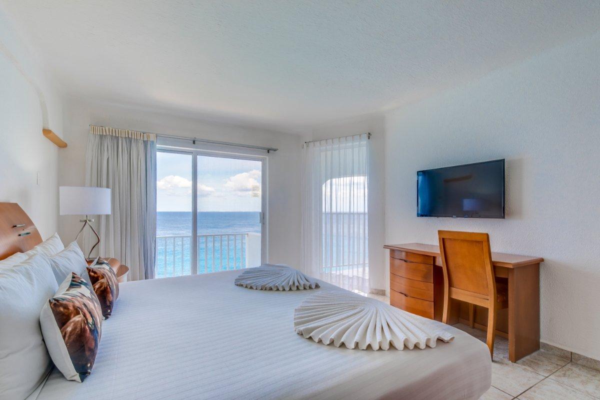 Una habitación de Coral Princess frente al mar