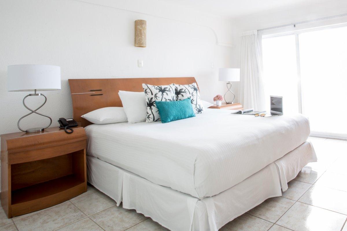 Suite king-size bed
