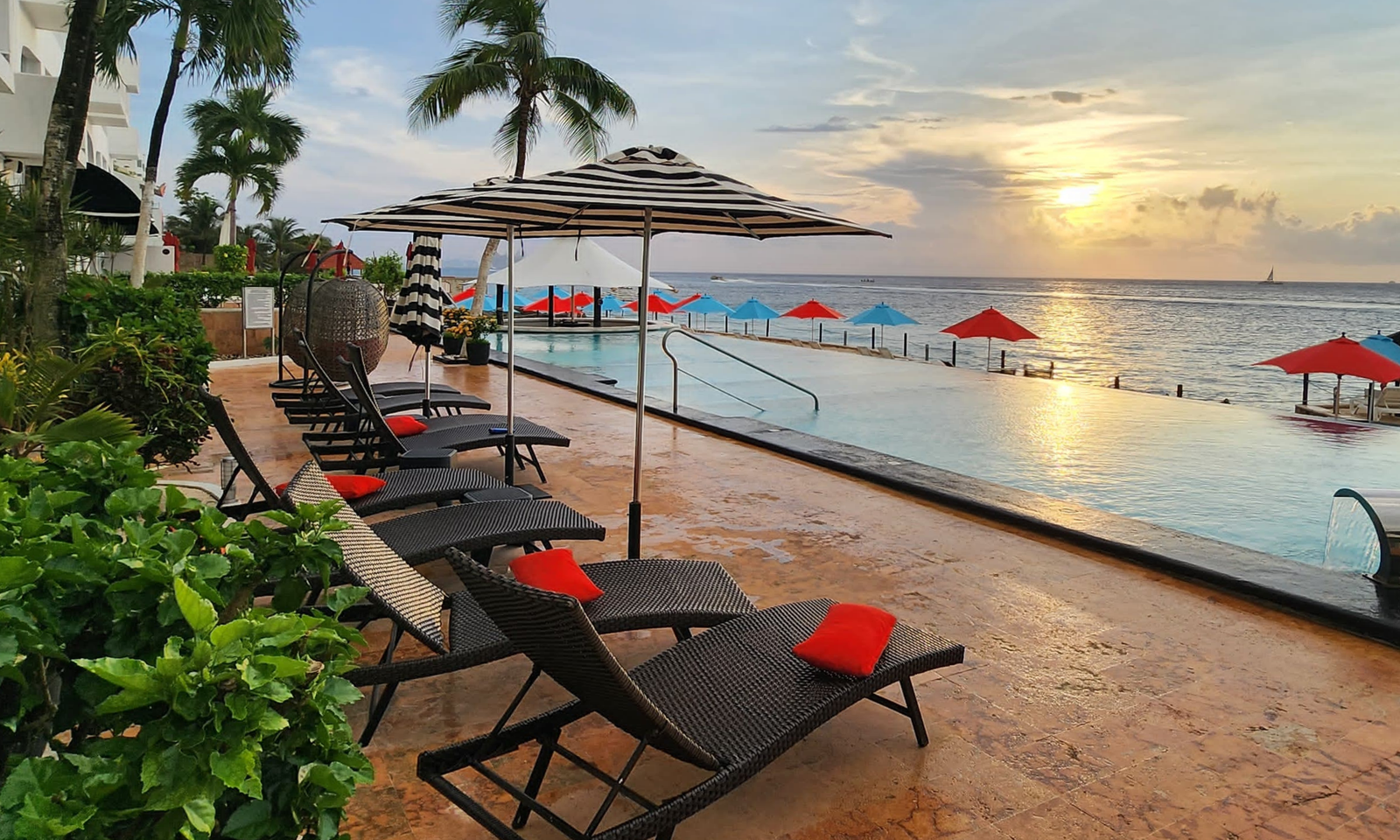 Piscina, palmeras y atardecer caribeño en Coral Princess
