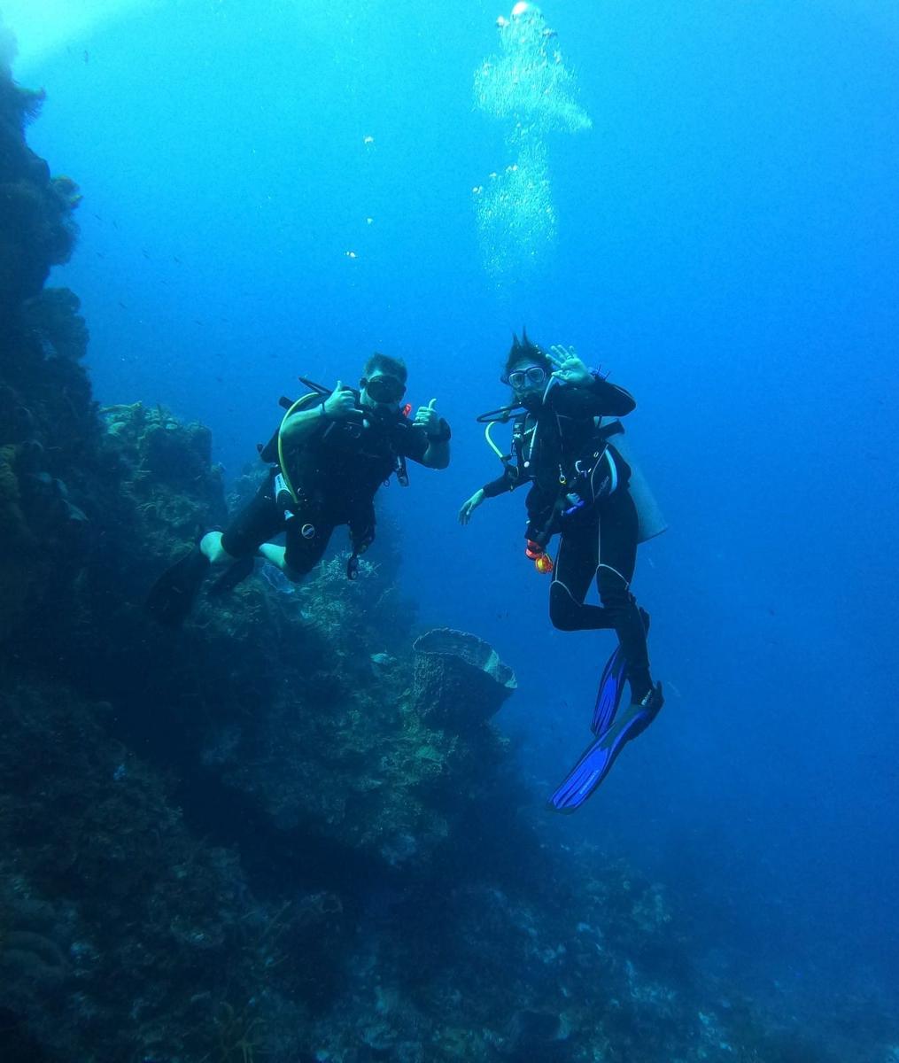 Buceadores junto al arrecife en Cozumel
