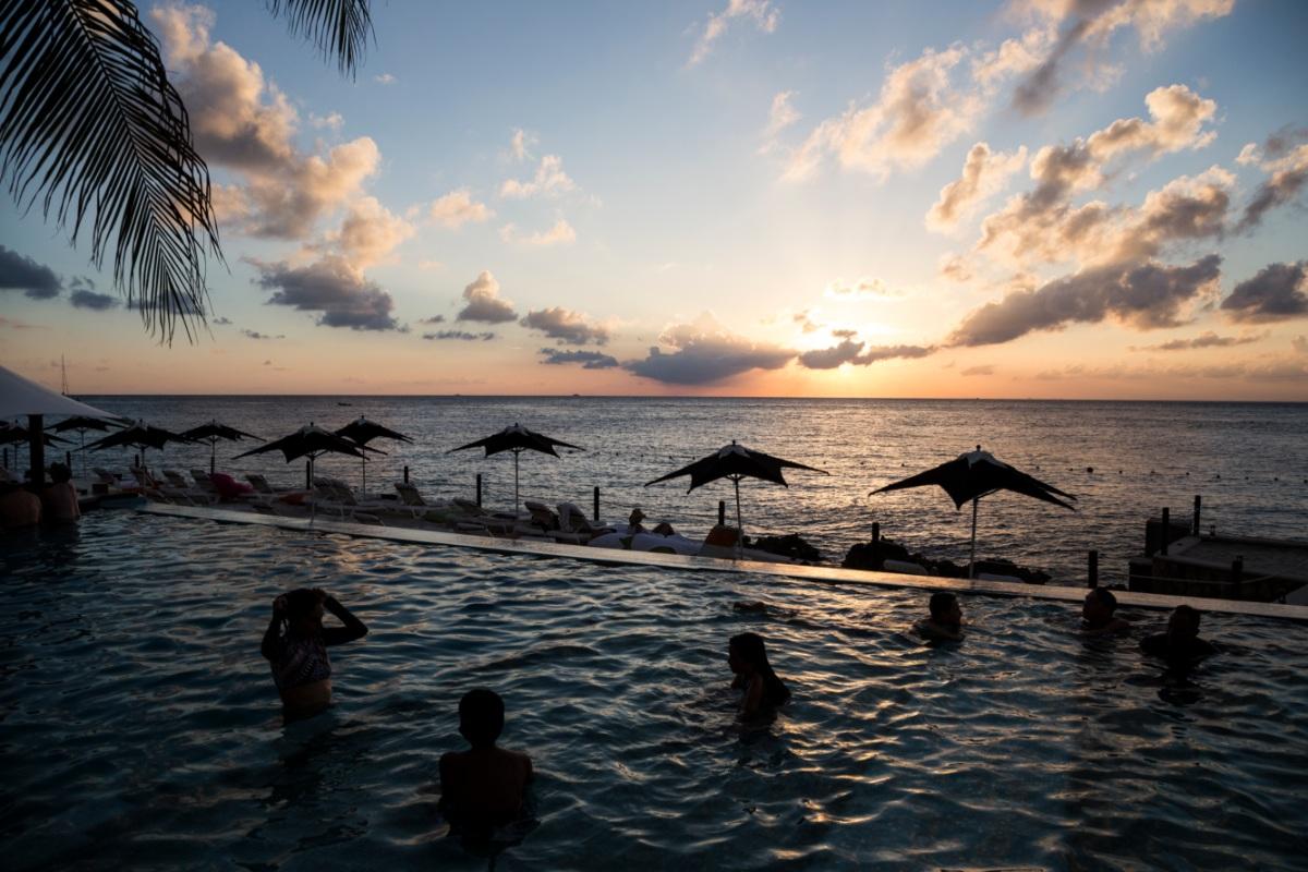 Infinity-edge pool