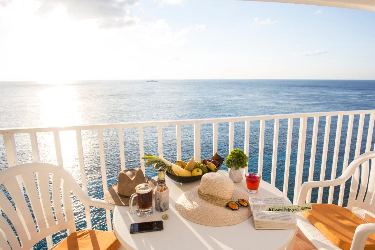 Un momento de calma en una terraza de Coral Princess